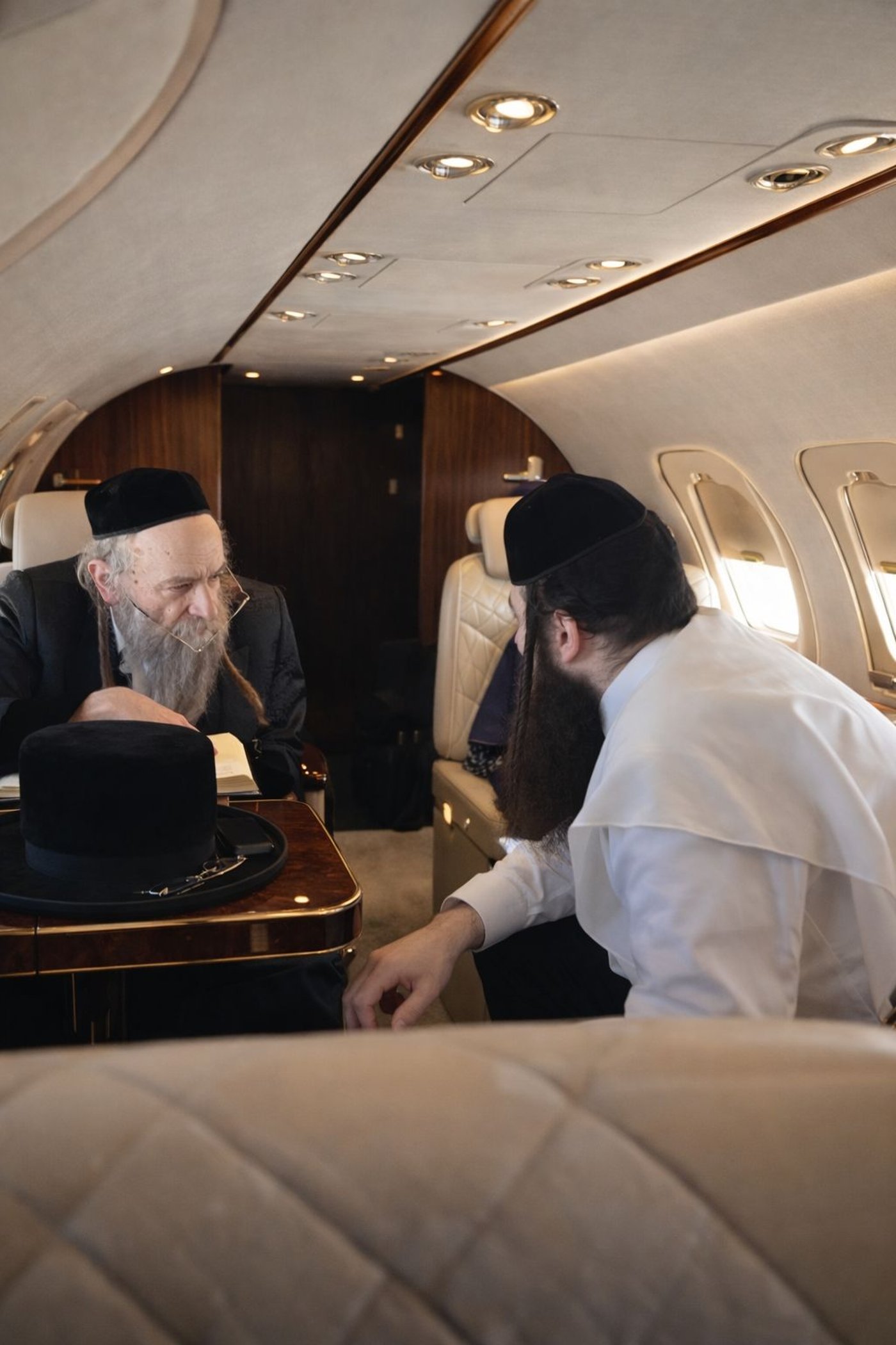 האח הבכור האדמו"ר מקאסוב עם אביו זצ"ל בדרך לטיפולים בגרמניה