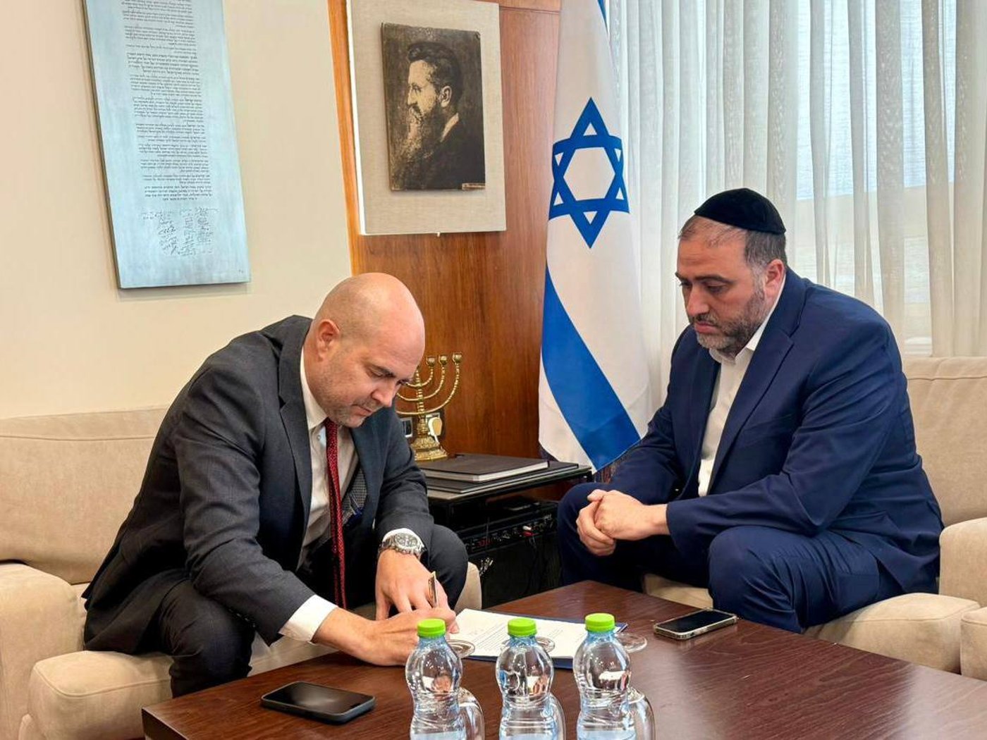 ארבל מגיש את התפטרותו
