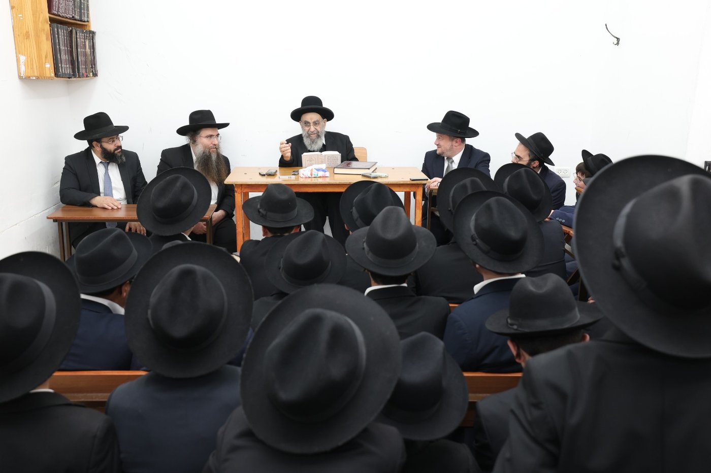 הגר"מ צדקה עם תלמידי תל ציון