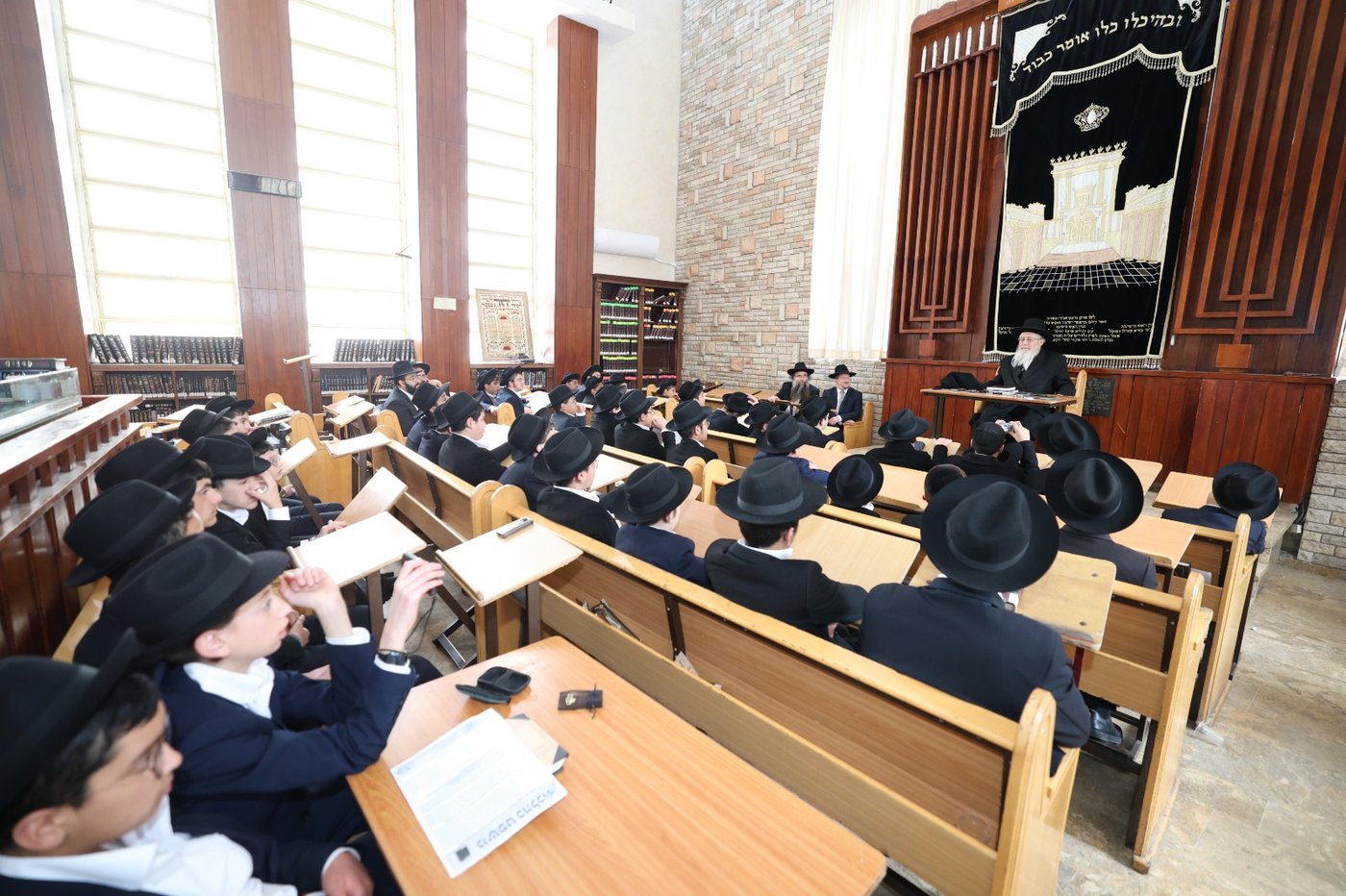 הגר"מ צדקה עם תלמידי תל ציון