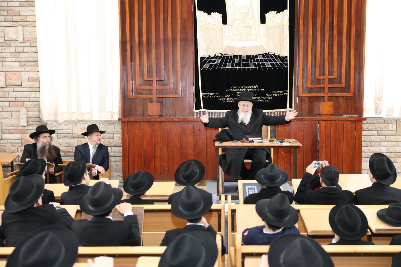 הגר"מ צדקה עם תלמידי תל ציון