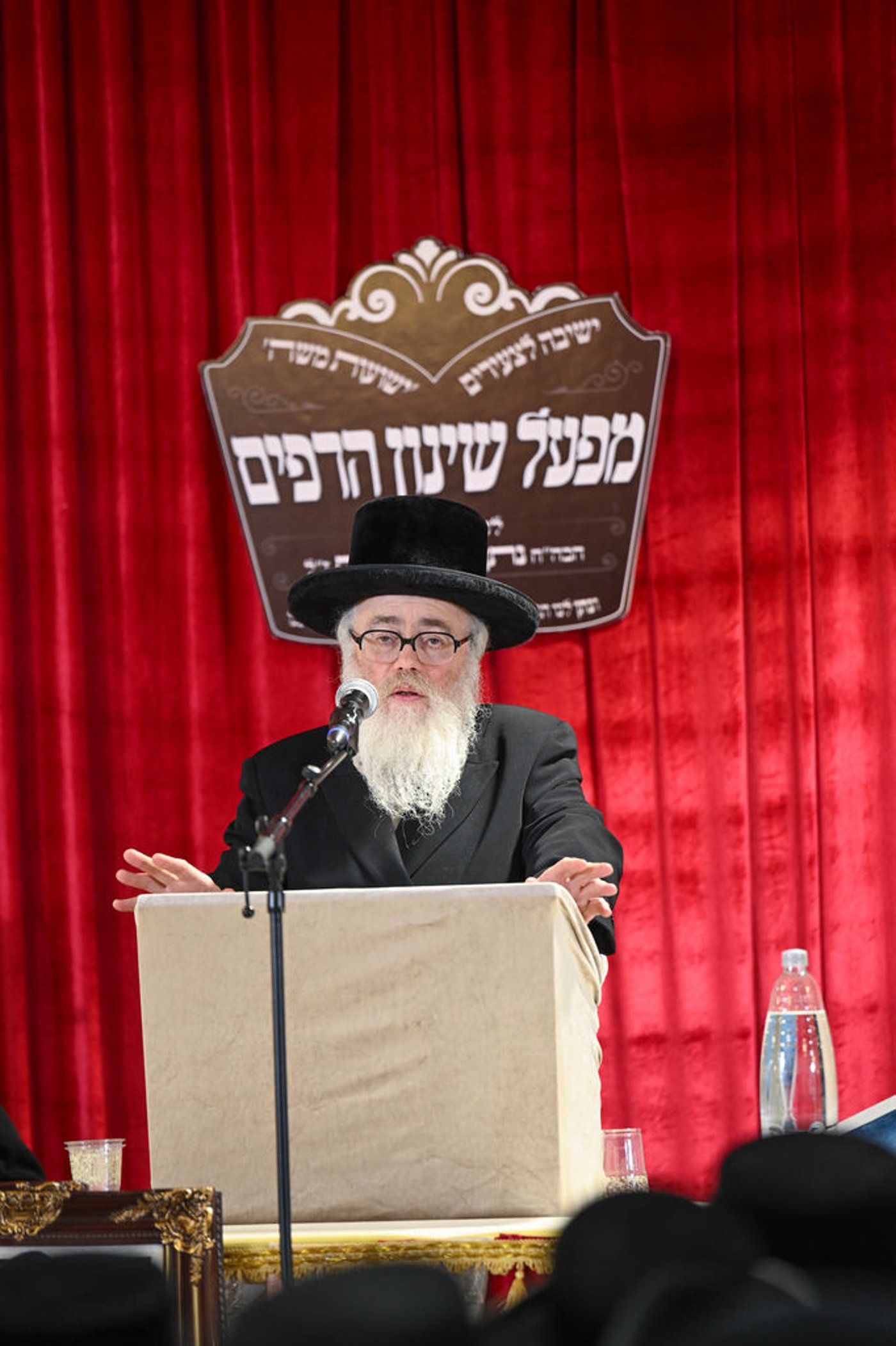 חלוקת פרסים בישיבת ויז'ניץ