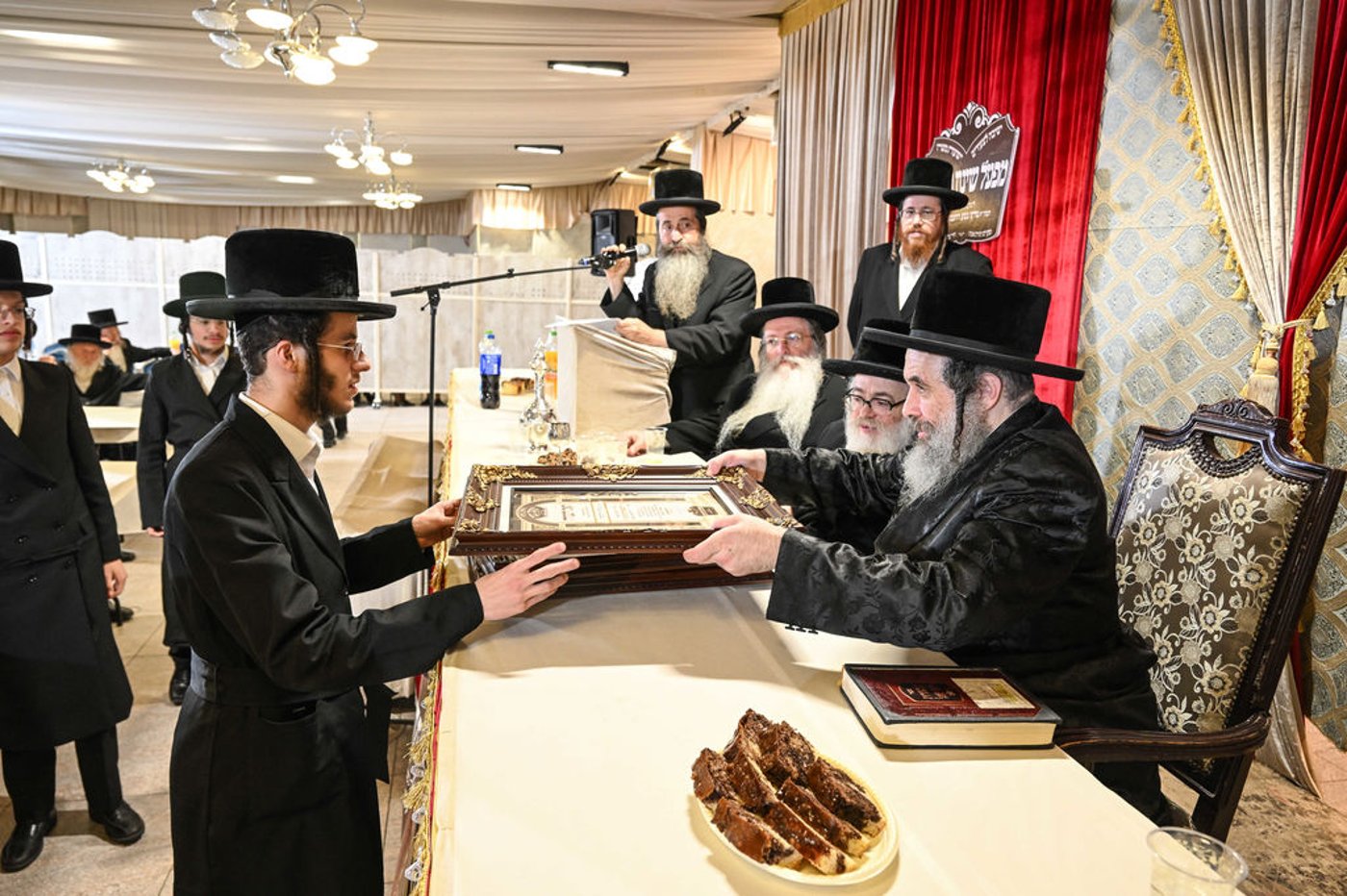 הגה"צ רבי חיים מאיר הגר בחלוקת פרסים בישיבת ויז'ניץ