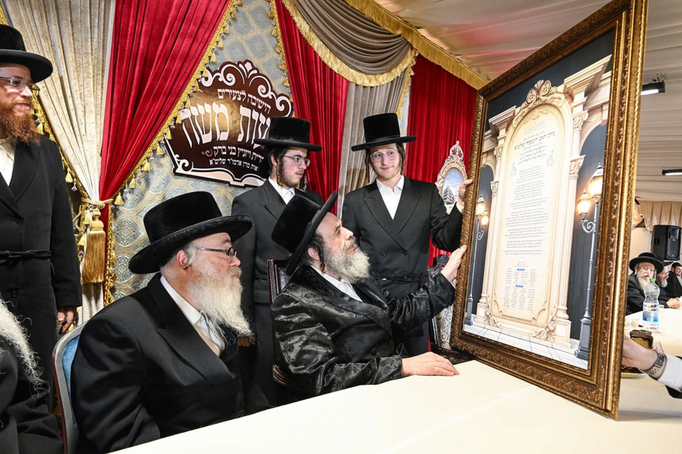 הגה"צ רבי חיים מאיר הגר בחלוקת פרסים בישיבת ויז'ניץ