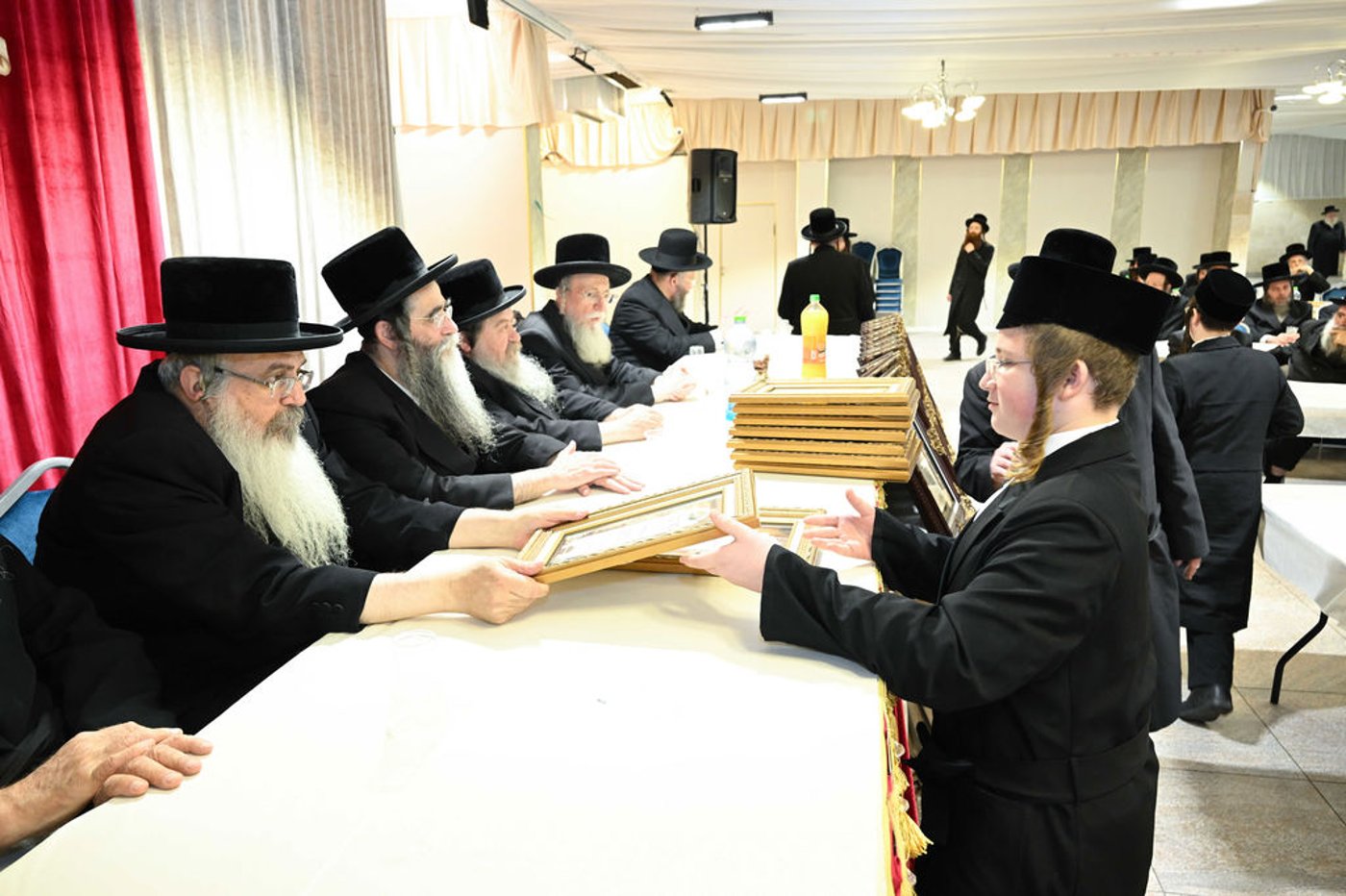 חלוקת פרסים בישיבת ויז'ניץ