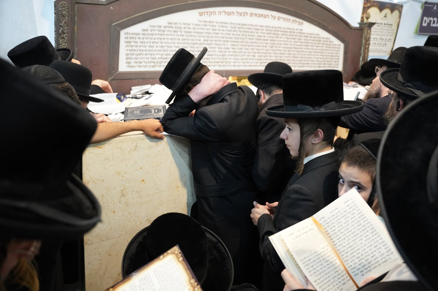 הגה"צ רבי יצחק לאזער בקברי צדיקים
