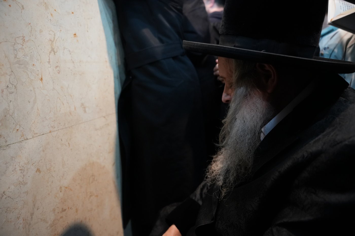 הגה"צ רבי יצחק לאזער בקברי צדיקים