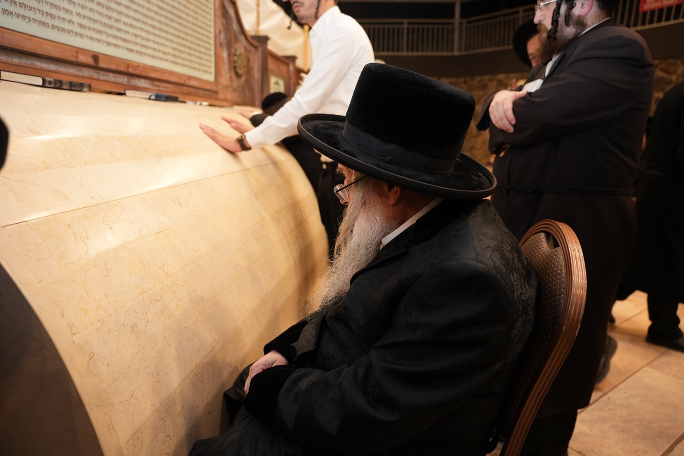 הגה"צ רבי יצחק לאזער בקברי צדיקים