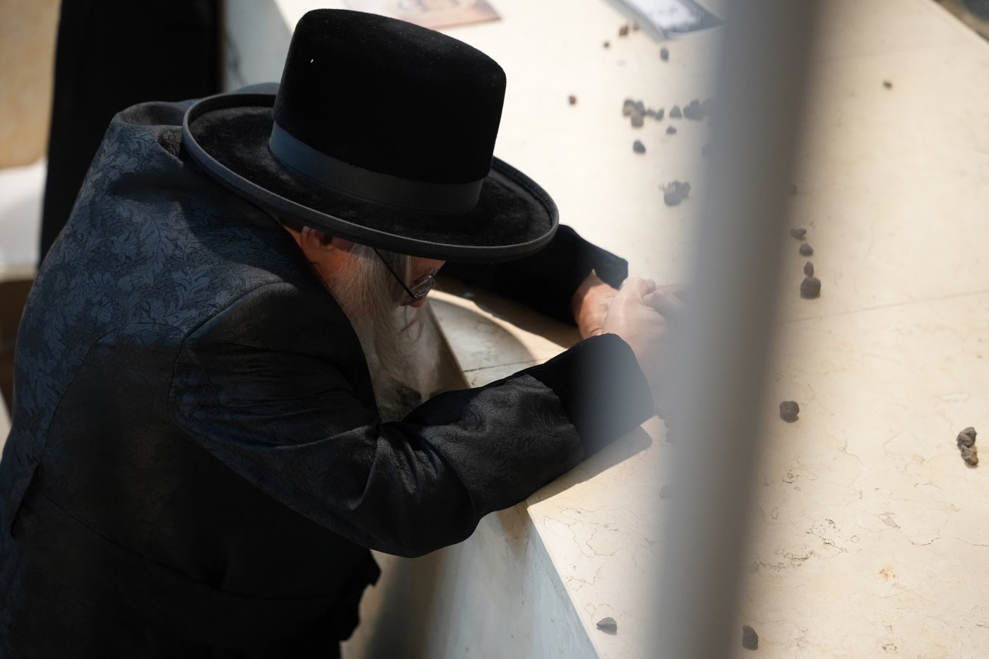 הגה"צ רבי יצחק לאזער בקברי צדיקים