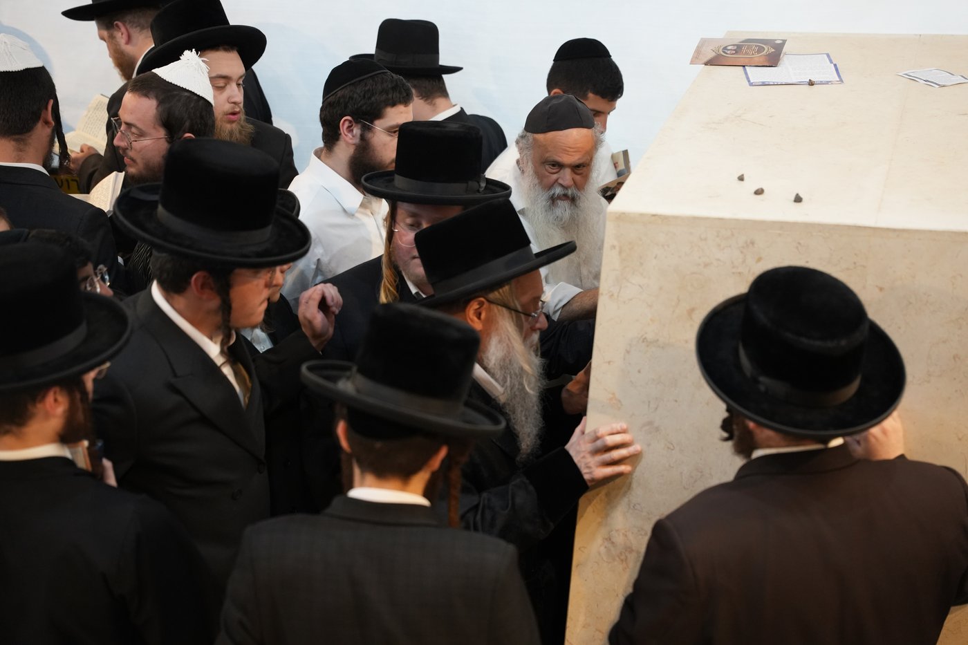 הגה"צ רבי יצחק לאזער בקברי צדיקים