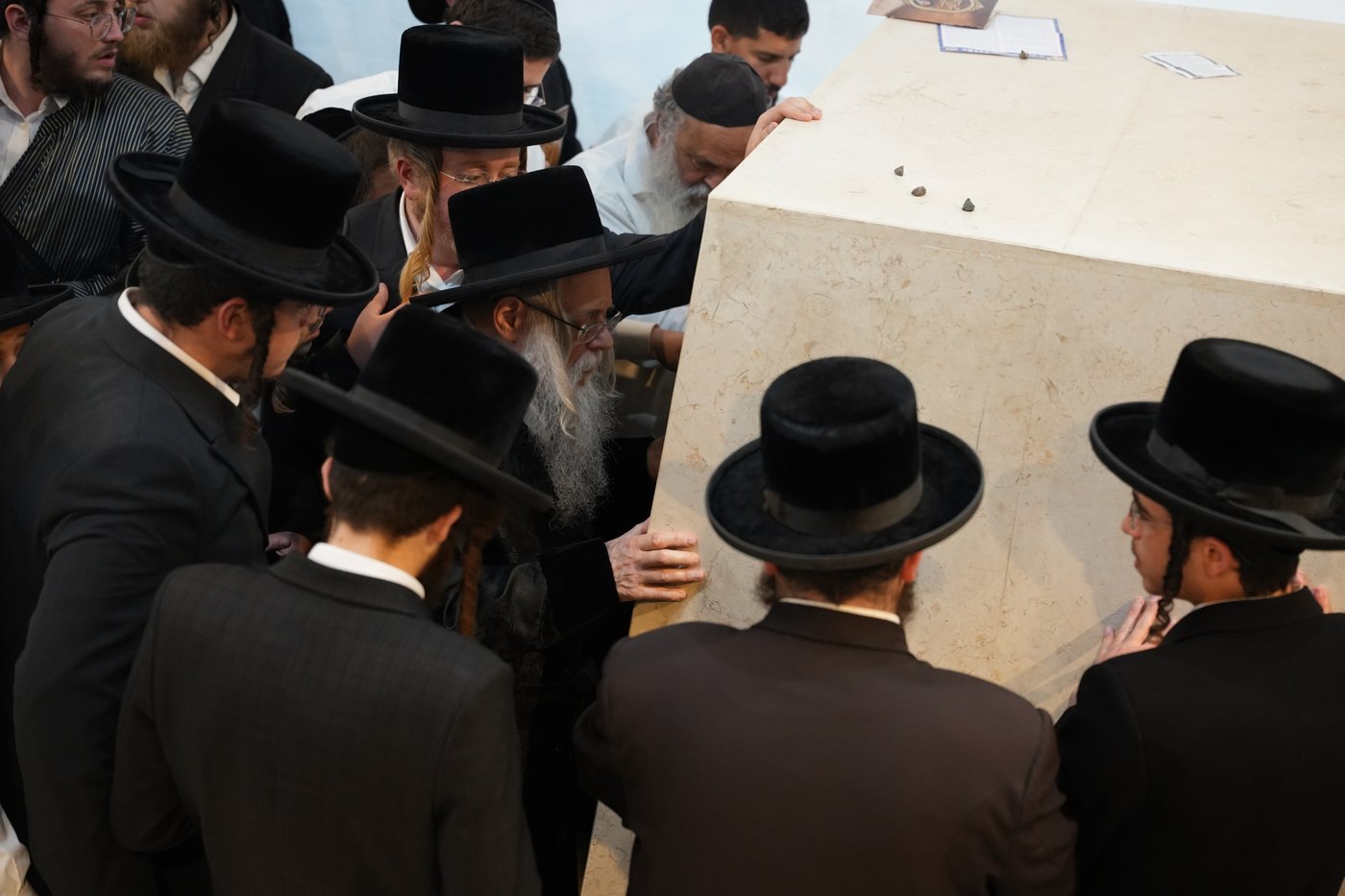 הגה"צ רבי יצחק לאזער בקברי צדיקים