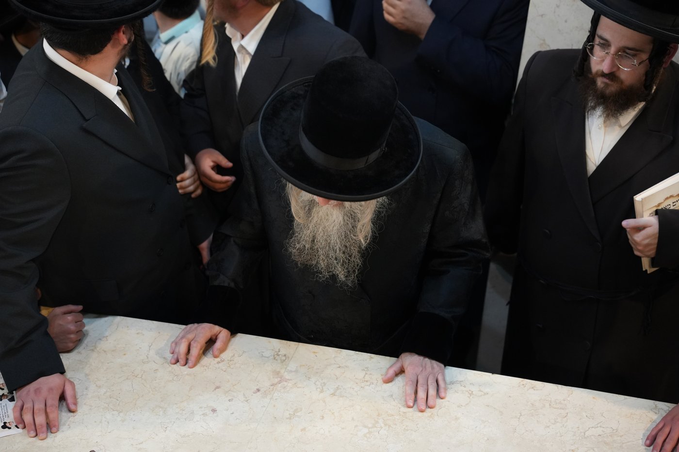 הגה"צ רבי יצחק לאזער בקברי צדיקים