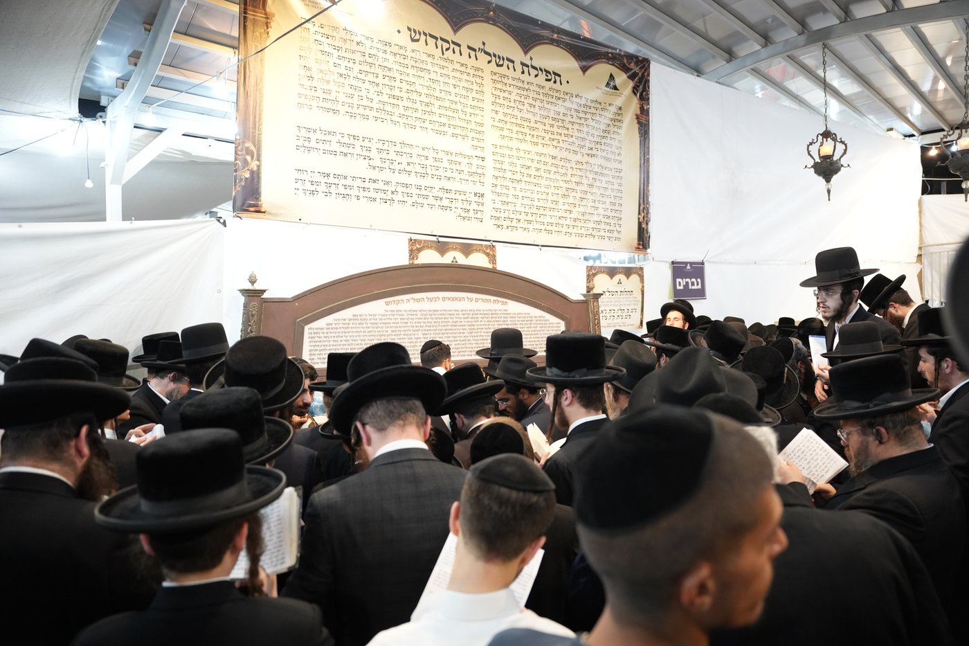 הגה"צ רבי יצחק לאזער בקברי צדיקים