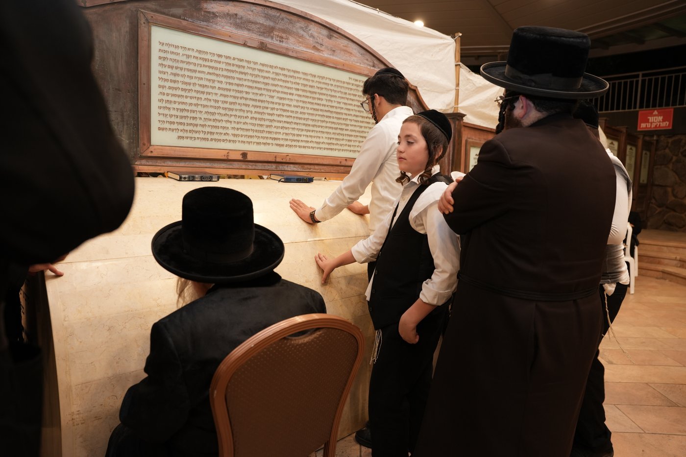 הגה"צ רבי יצחק לאזער בקברי צדיקים