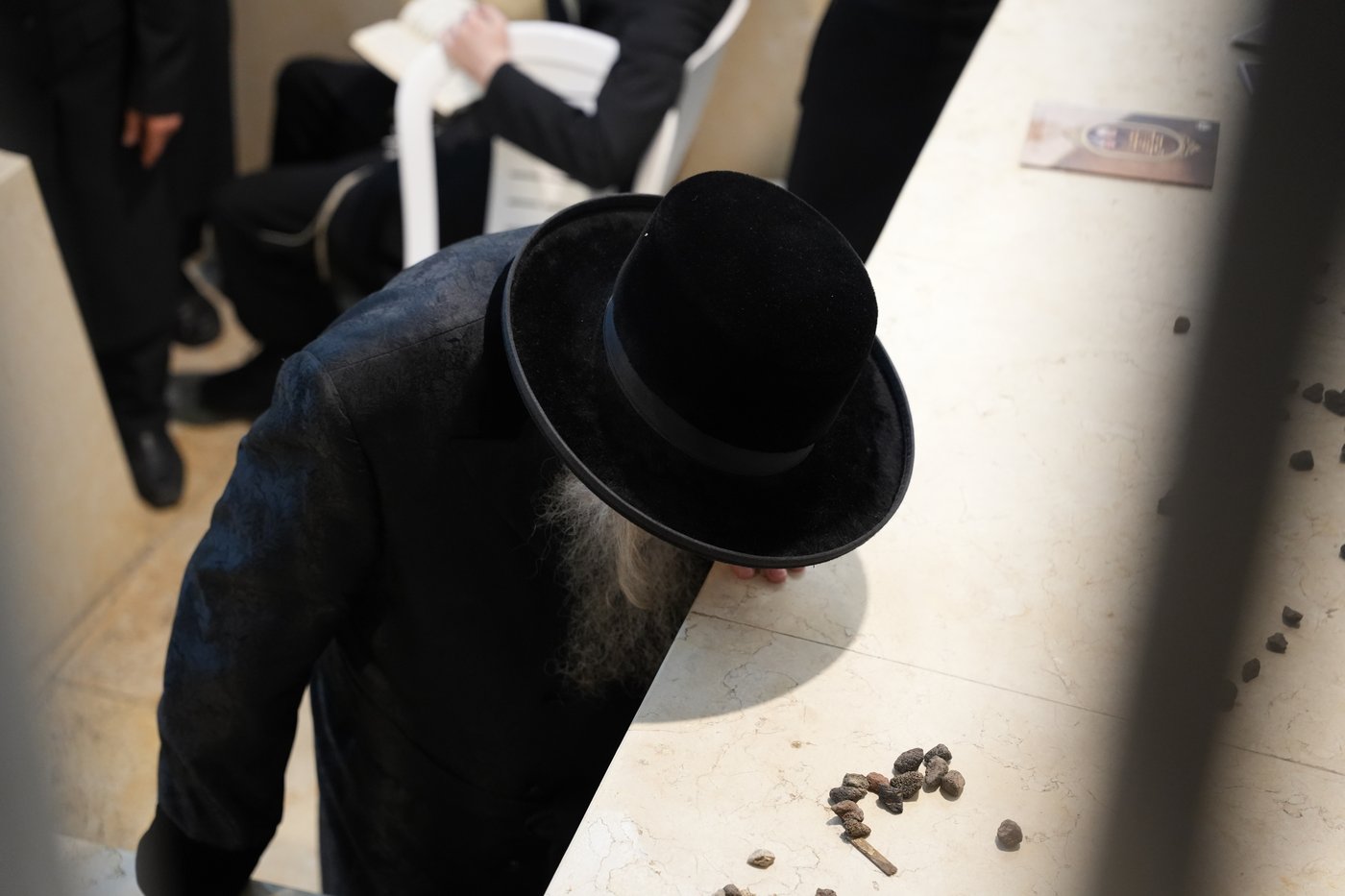הגה"צ רבי יצחק לאזער בקברי צדיקים