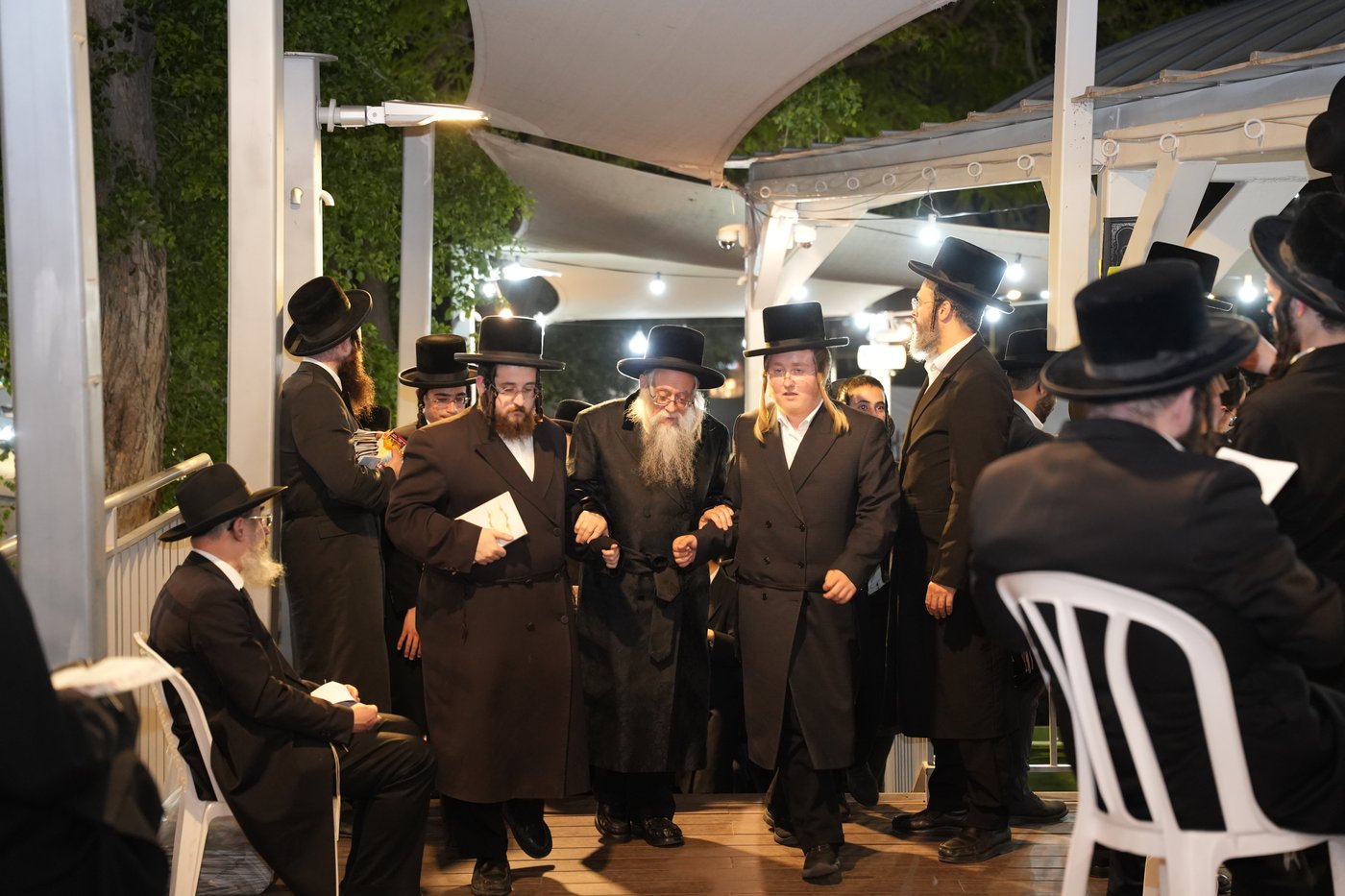 הגה"צ רבי יצחק לאזער בקברי צדיקים