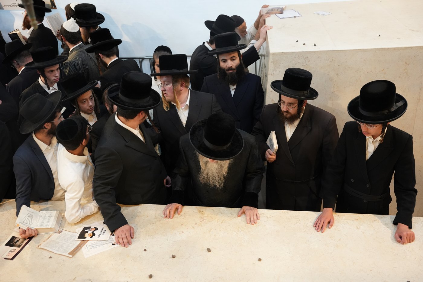 הגה"צ רבי יצחק לאזער בקברי צדיקים