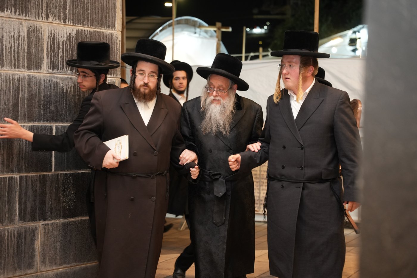הגה"צ רבי יצחק לאזער בקברי צדיקים