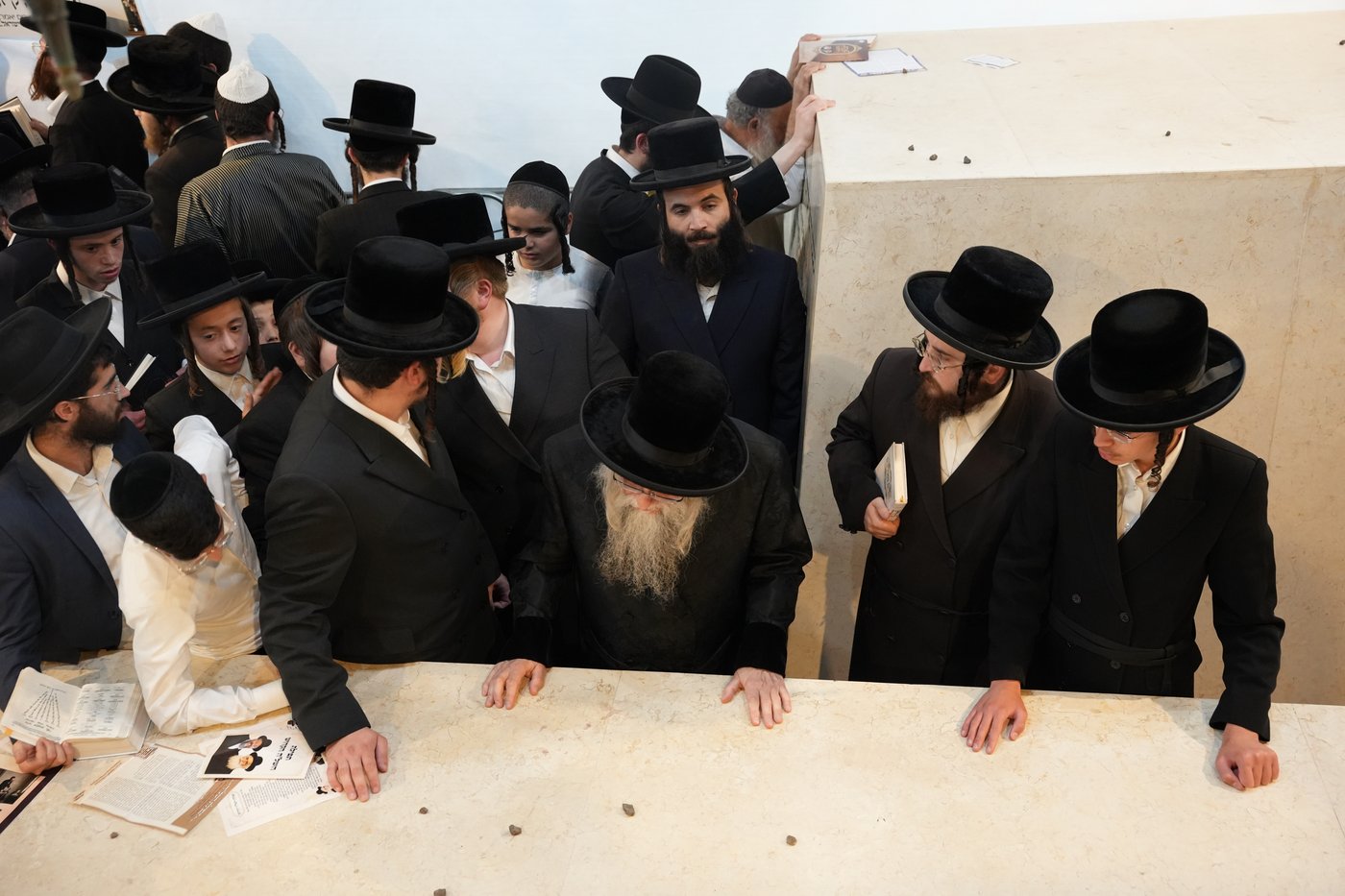 הגה"צ רבי יצחק לאזער בקברי צדיקים