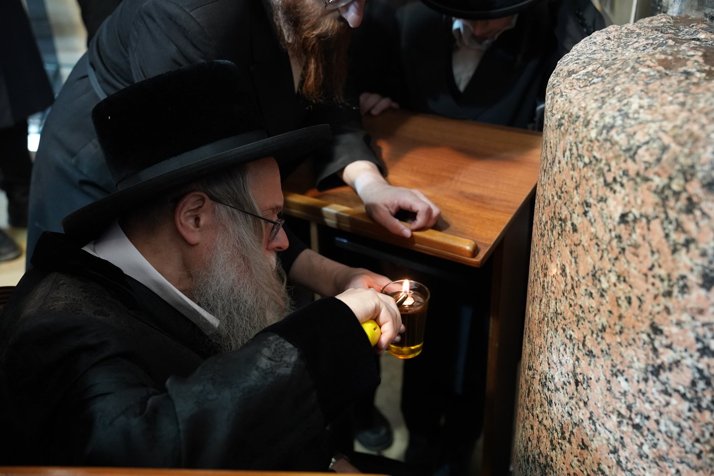 הגה"צ רבי יצחק לאזער בקברי צדיקים