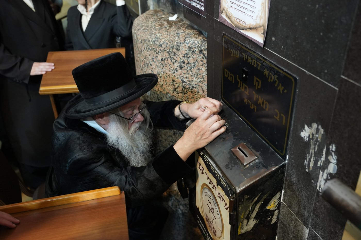 הגה"צ רבי יצחק לאזער בקברי צדיקים