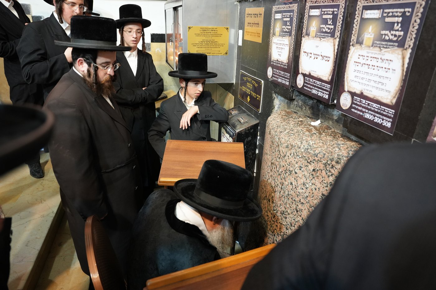 הגה"צ רבי יצחק לאזער בקברי צדיקים