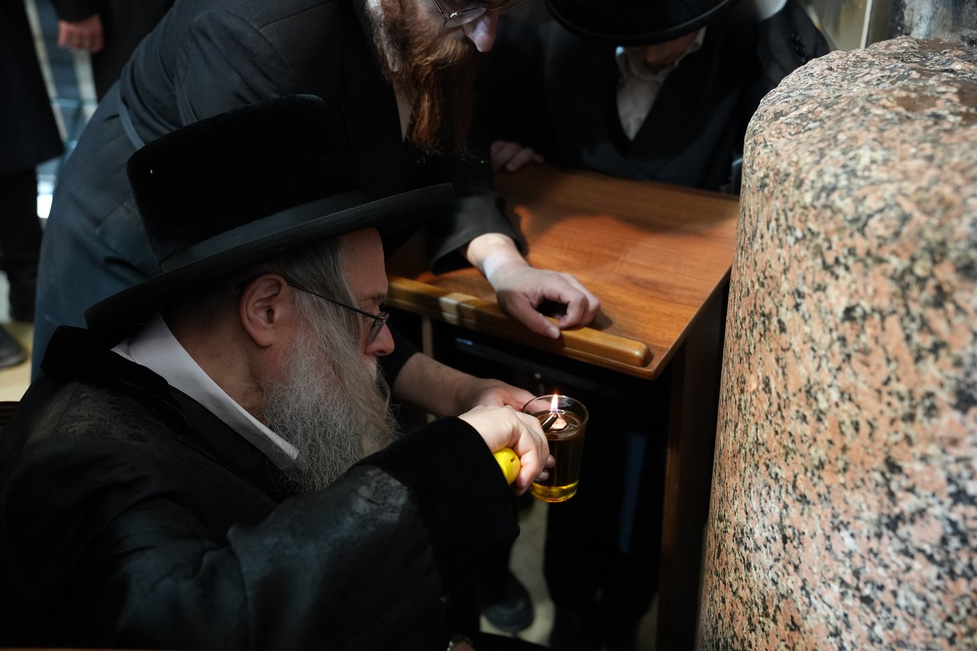 הגה"צ רבי יצחק לאזער בקברי צדיקים