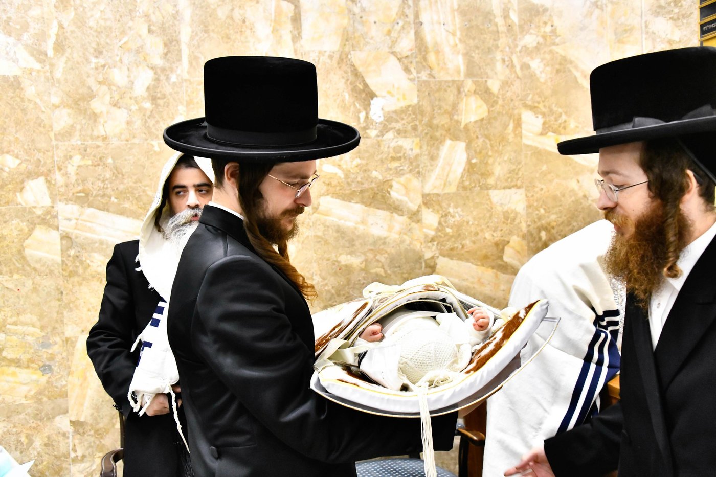 שמחת הברית בחצרות קומרנא - נדבורנה