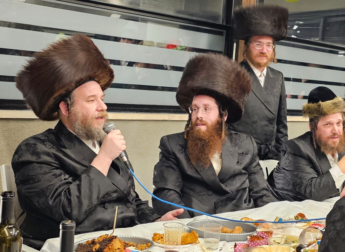 שיקי מנדל (מימין) עם הבן של האדמו"ר