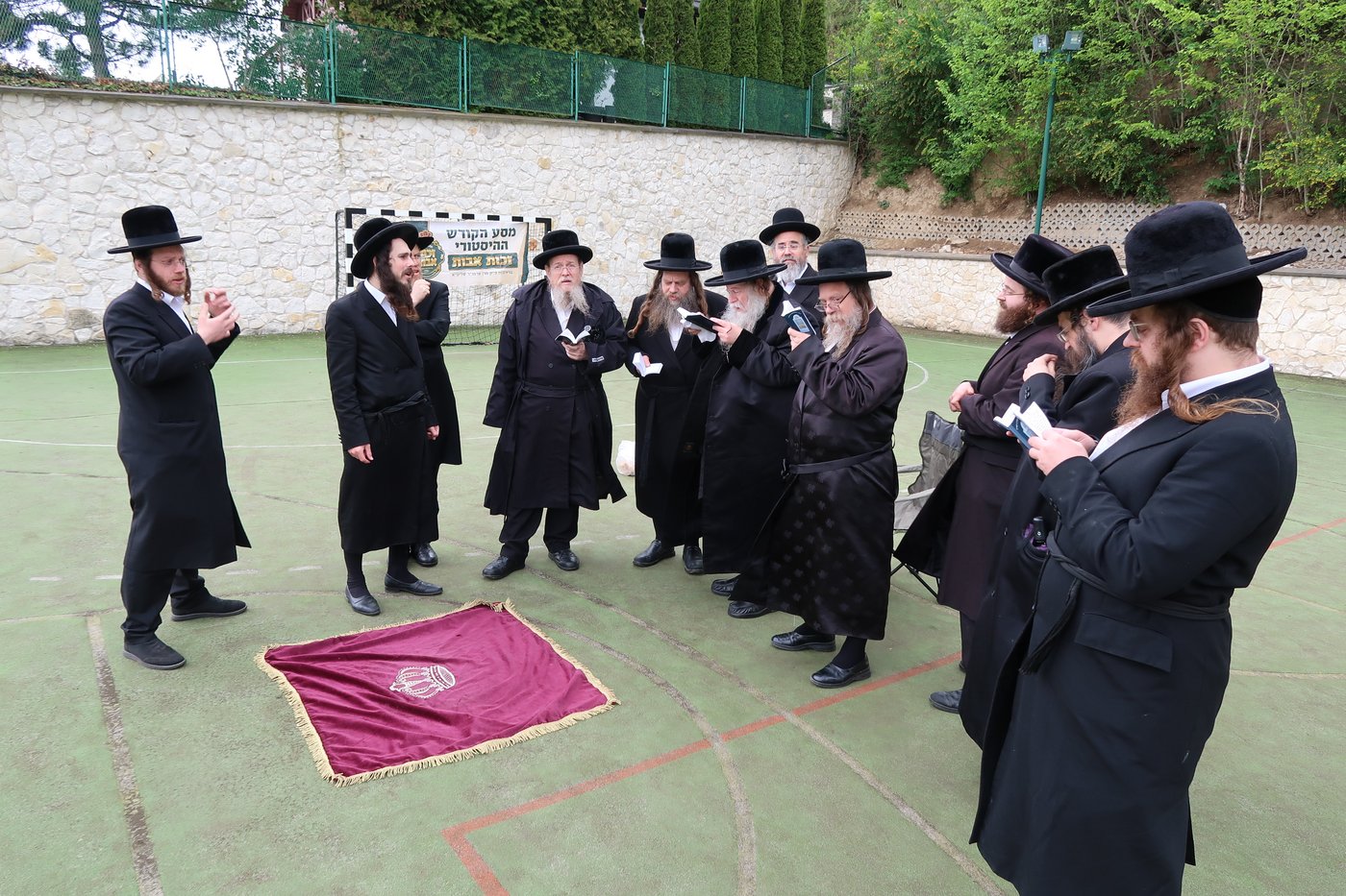 האדמו"ר מקוזמיר על ציון זקינו הרה"ק ר' יחזקאל מקוזמיר זי"ע