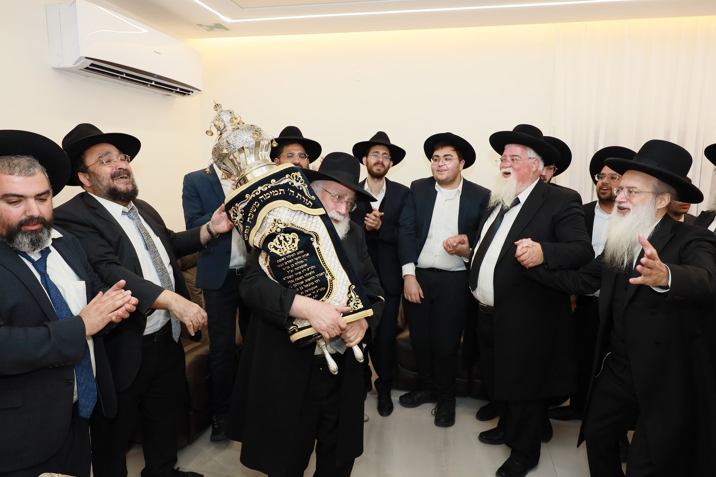 הכנסת ספר תורה לישיבת "באר התלמוד - חזון יחזקאל"