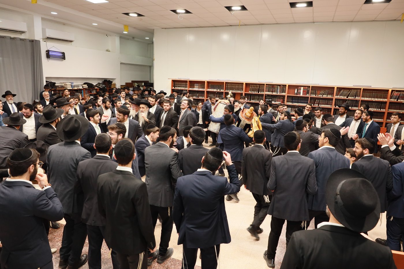 הכנסת ספר תורה לישיבת "באר התלמוד - חזון יחזקאל"