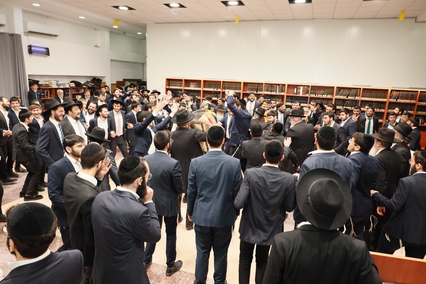 הכנסת ספר תורה לישיבת "באר התלמוד - חזון יחזקאל"