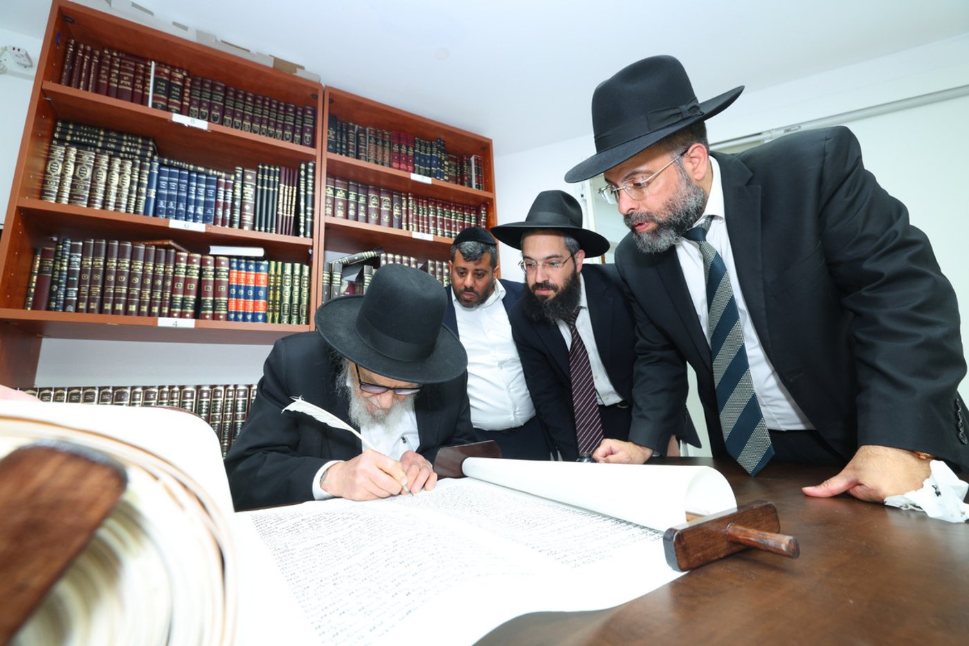 הכנסת ספר תורה לישיבת חיי אברהם
