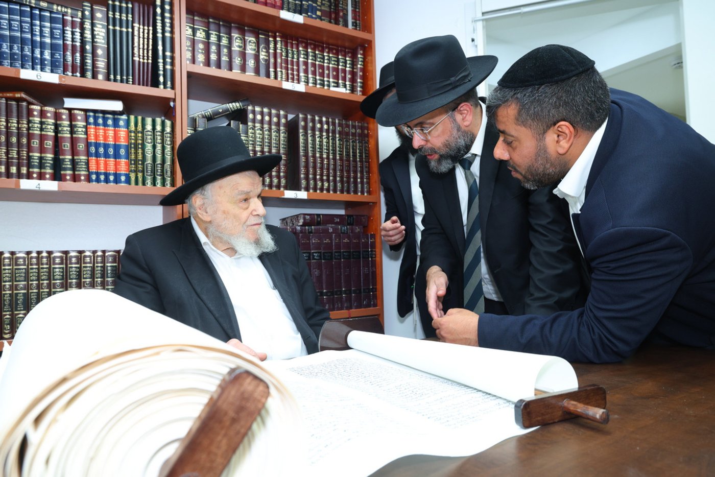 הכנסת ספר תורה לישיבת חיי אברהם