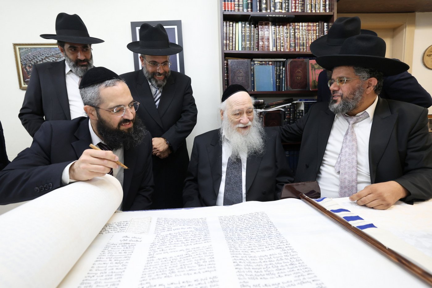 הכנסת ספר תורה לישיבת חיי אברהם