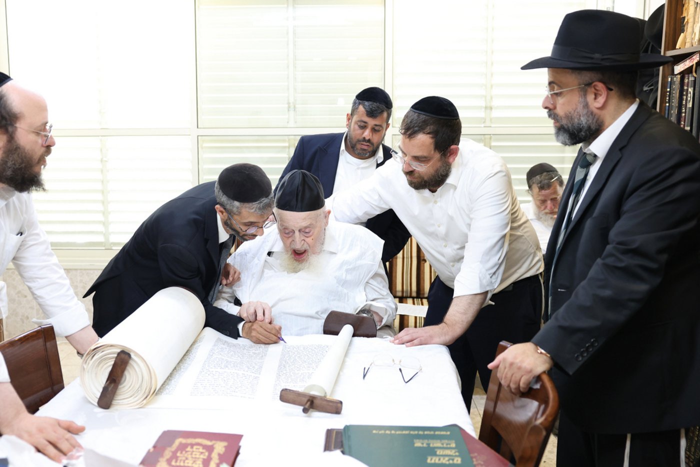 הכנסת ספר תורה לישיבת חיי אברהם