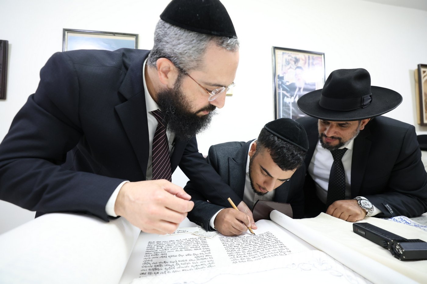 הכנסת ספר תורה לישיבת חיי אברהם