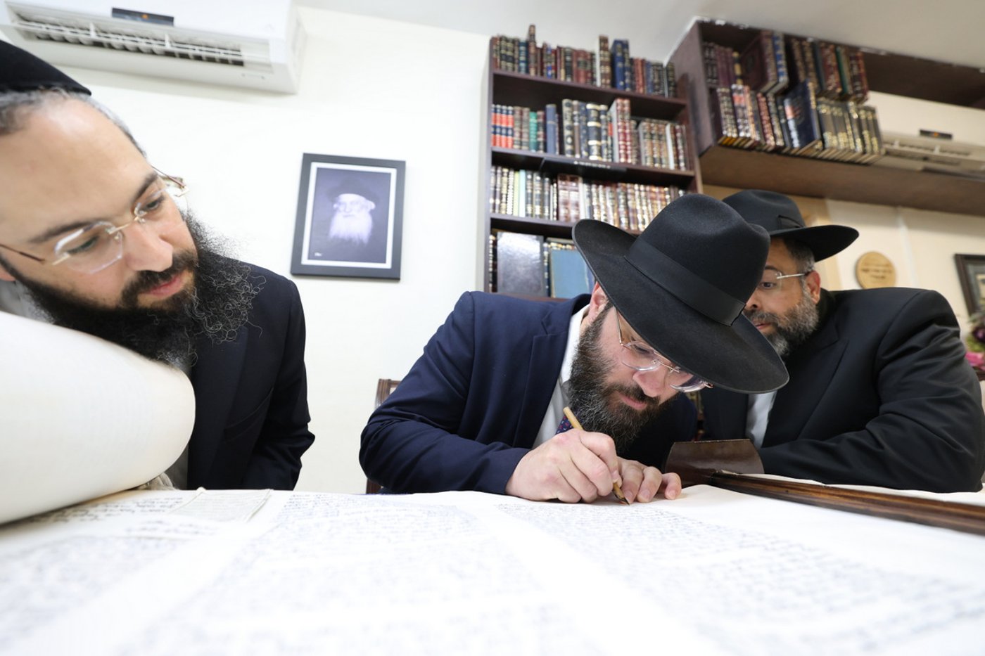 הכנסת ספר תורה לישיבת חיי אברהם