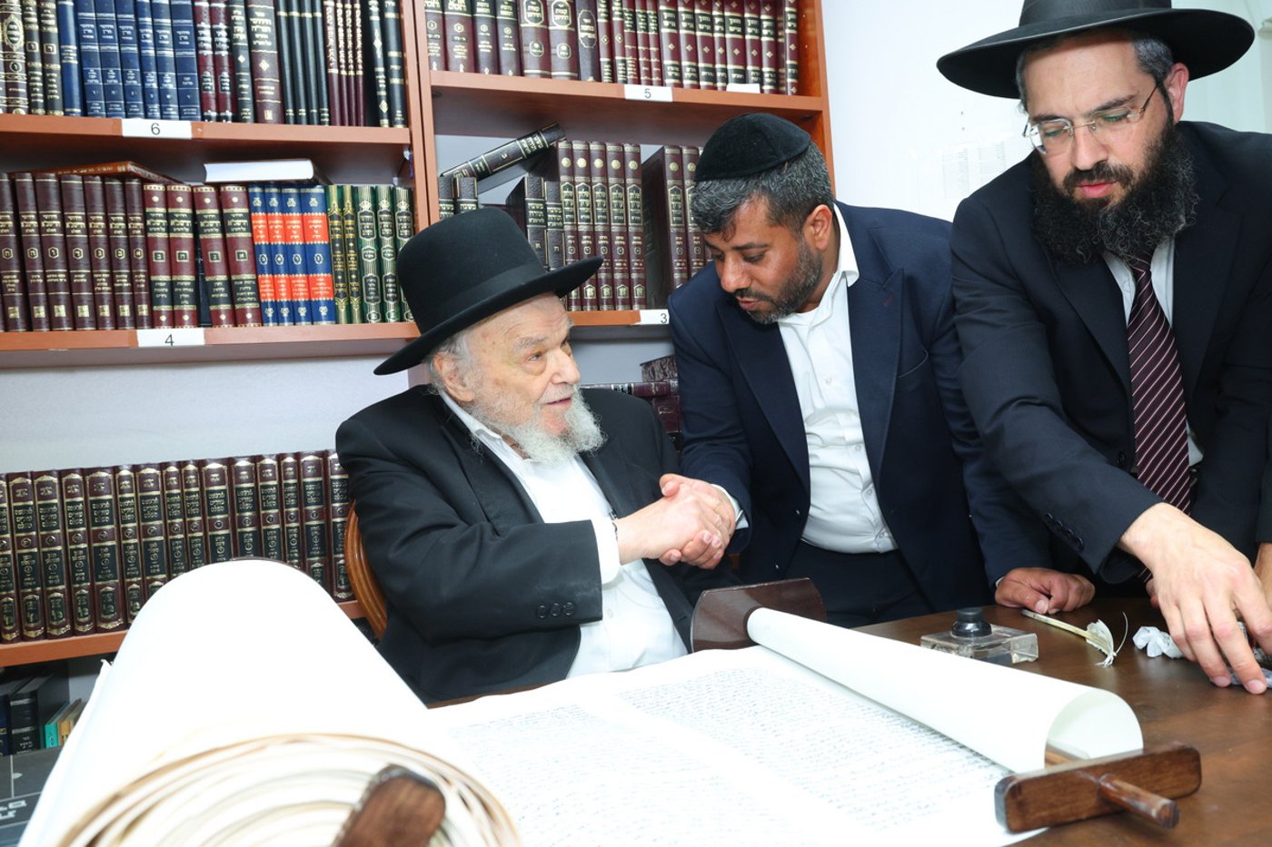 הכנסת ספר תורה לישיבת חיי אברהם