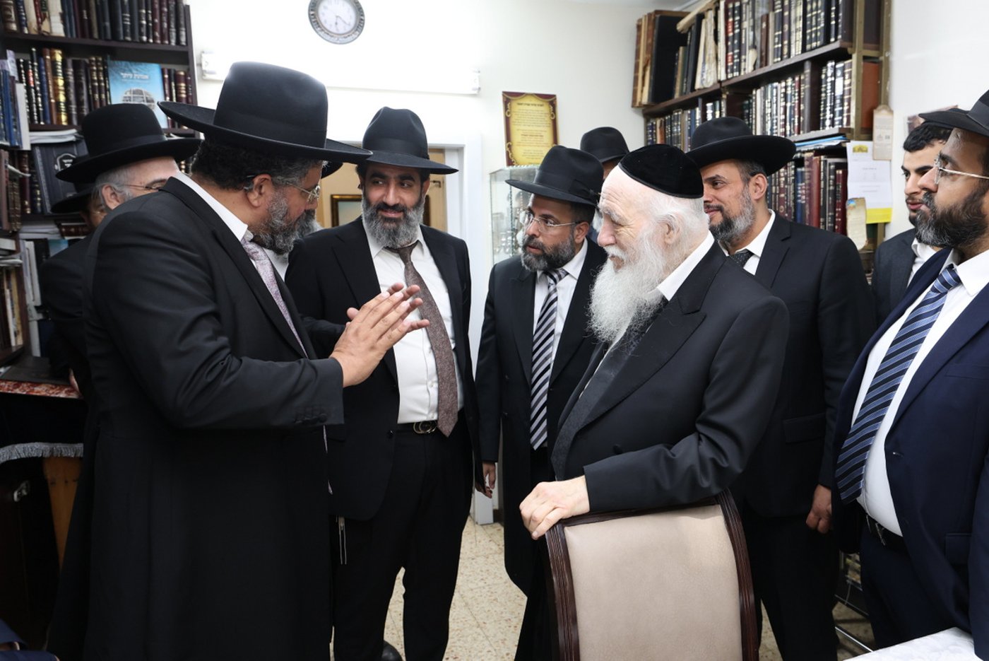 הכנסת ספר תורה לישיבת חיי אברהם