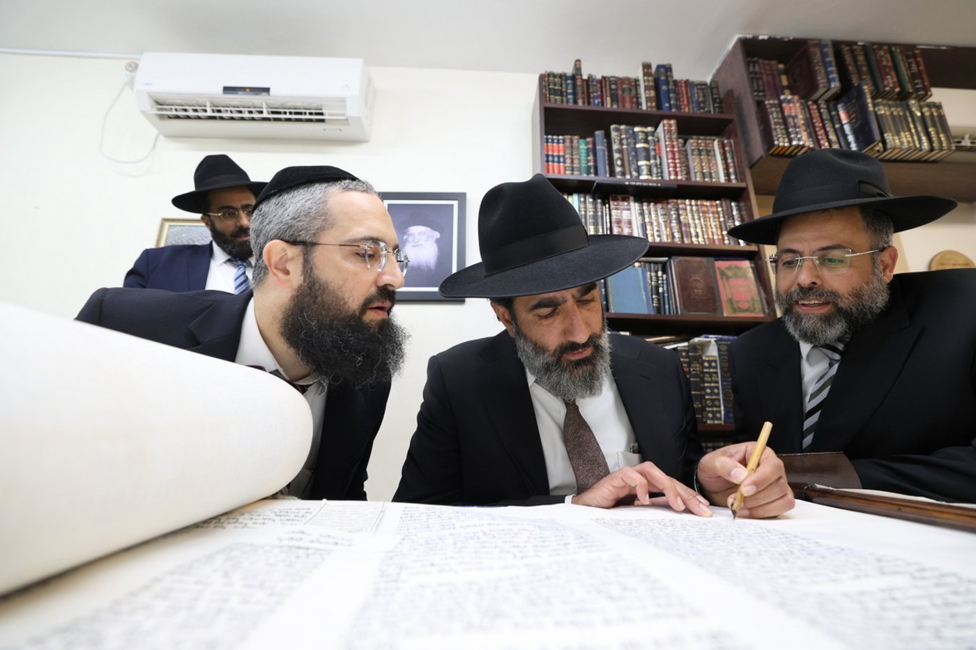 הכנסת ספר תורה לישיבת חיי אברהם