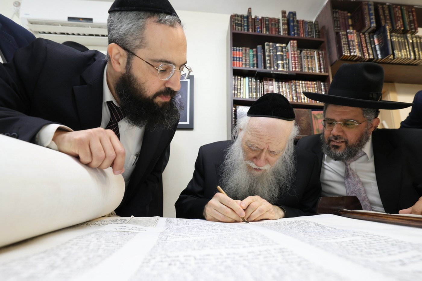 הכנסת ספר תורה לישיבת חיי אברהם