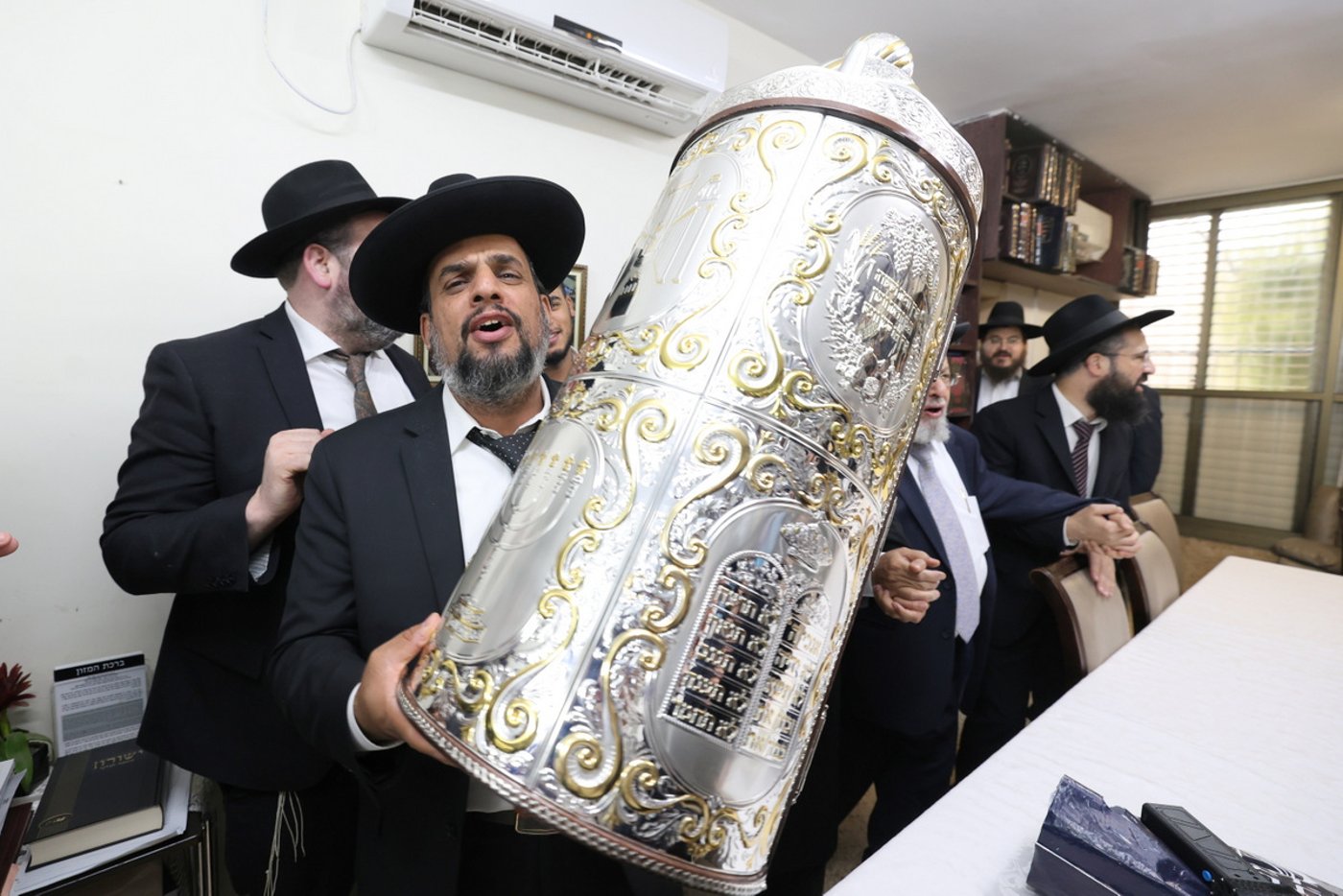 הכנסת ספר תורה לישיבת חיי אברהם