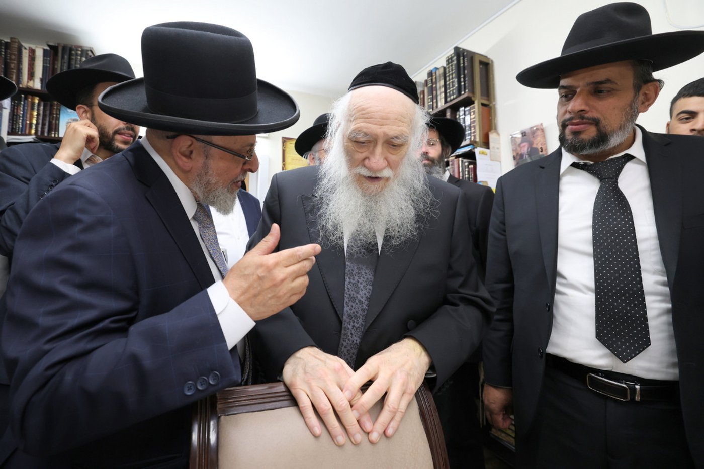 הכנסת ספר תורה לישיבת חיי אברהם