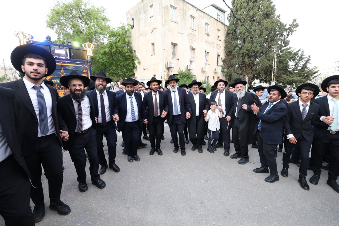הכנסת ספר תורה לישיבת חיי אברהם