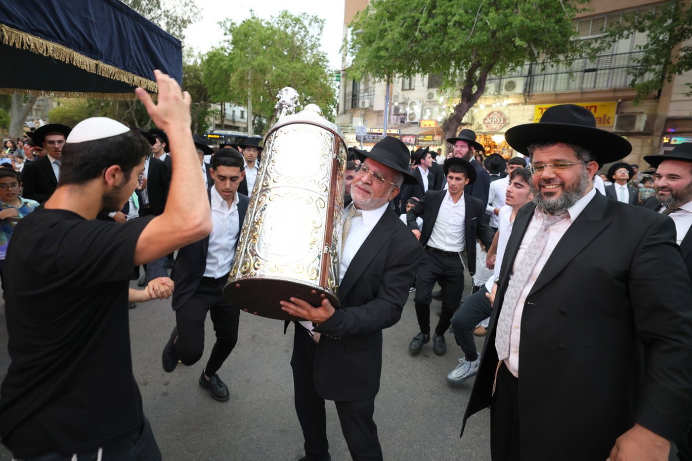 הכנסת ספר תורה לישיבת חיי אברהם