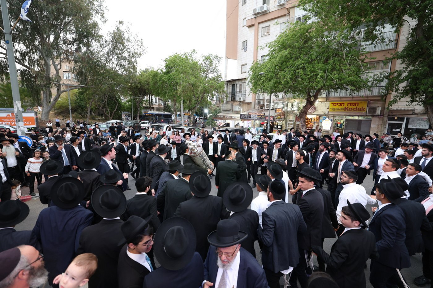 הכנסת ספר תורה לישיבת חיי אברהם