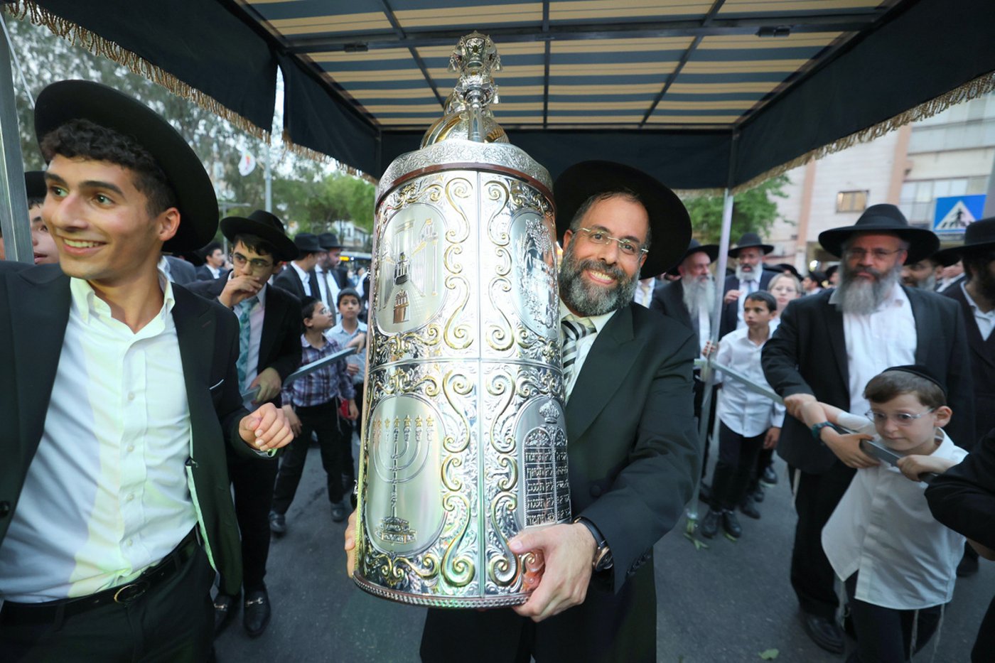 הכנסת ספר תורה לישיבת חיי אברהם
