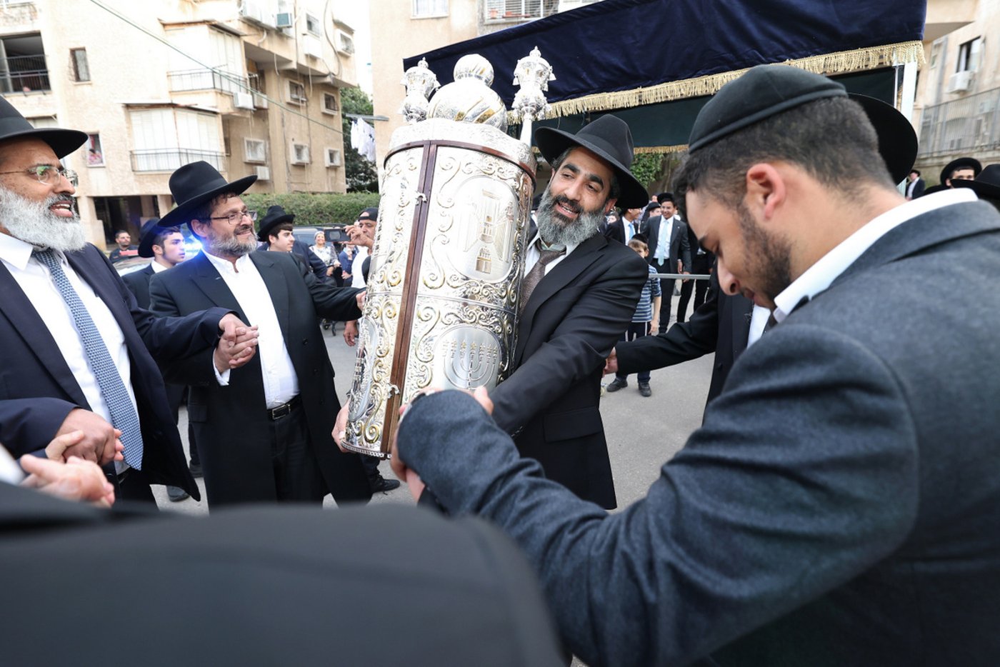 הכנסת ספר תורה לישיבת חיי אברהם
